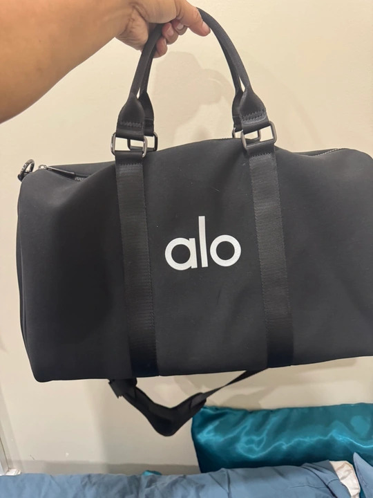 Alo Yoga 블랙 네오프렌 더플 백